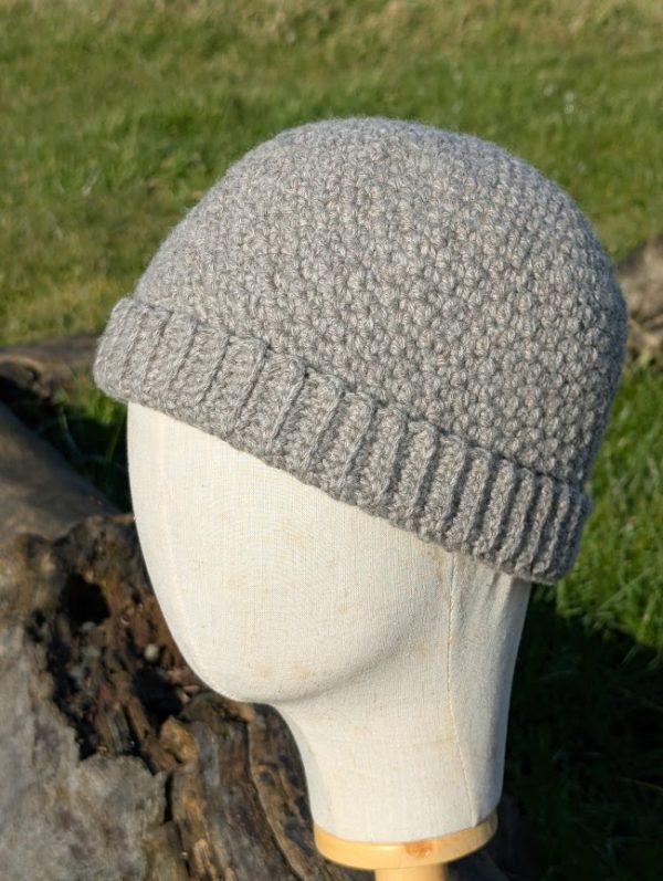 side view of shetland wool hat in light grey