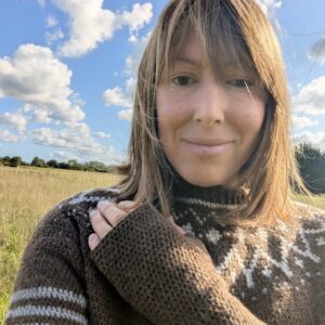 shetland wool wrist warmers in moorit brown