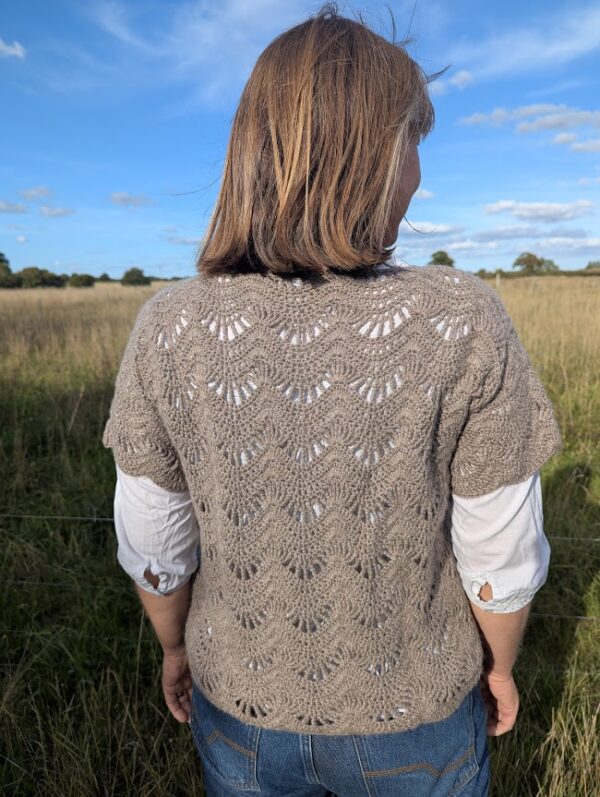 ripple pattern t shirt in slate grey alpaca rear view