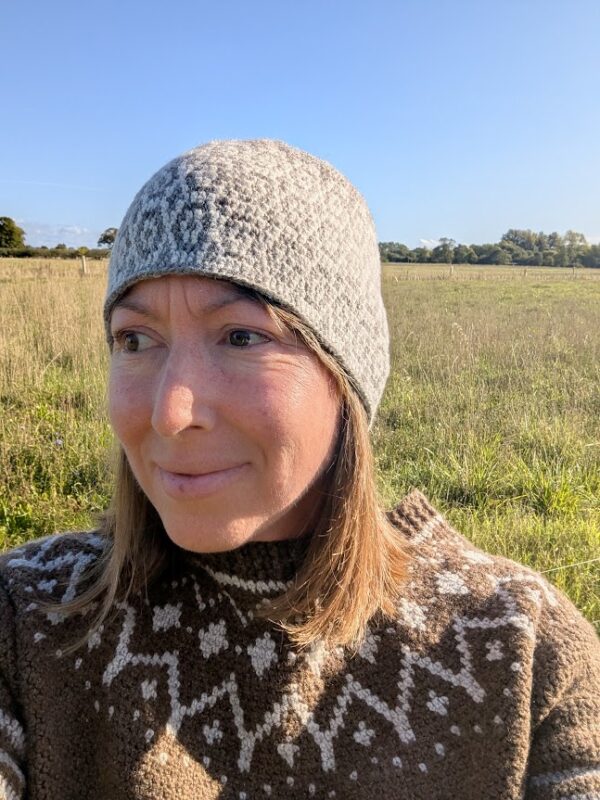 shetland wool crochet hat with hive pattern in grey and white