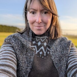 triangle scarf in gravel alpaca yarn hand knitted